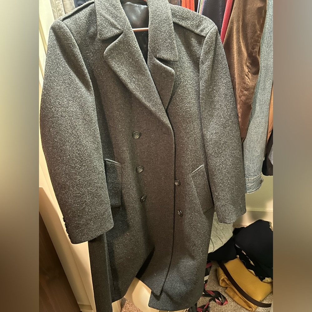 London Fog men’s 100% wool long pea coat. Gently worn. 40R